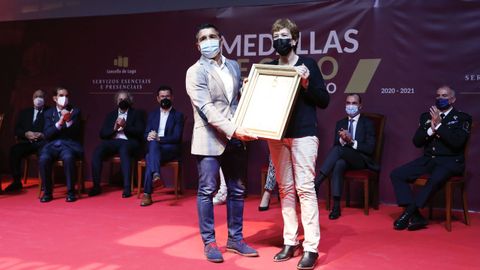Julio Rodríguez, en nombre del sector de la limpieza, recogió el premio de manos de Luara González