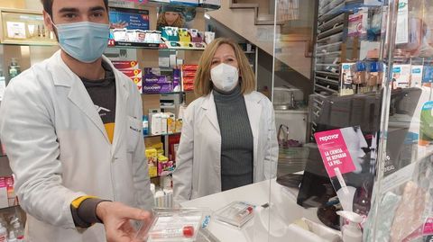 Entrega del kit del test de saliva en una farmacia de Ourense
