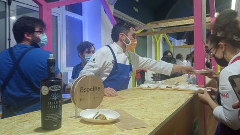 El chef Daniel López, de Camiño do Inglés, ofrece su tapa durante el acto de Écociña no Camiño.