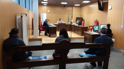 Los dos médicos acusados, a ambos lados del banco, durante la vista celebrada en Ourense