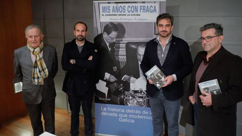 El presidente de Hércules Ediciones, Francisco Rodríguez Iglesias, el hijo de Dositeo, Miguel Rodríguez, el diputado popular Diego Calvo, y el periodista de La Voz Domingos Sampedro.