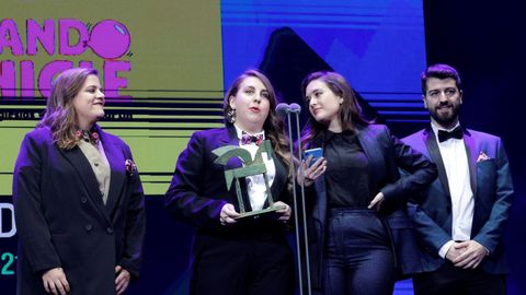 Carolina Iglesias y Victoria Martín recibieron el premio Ondas al mejor podcast por «Estirando el chicle».