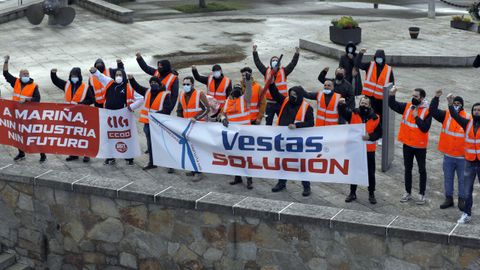 Trabajadores de Vestas, en una protesta durante las jornadas de pesca en Celeiro, con la presencia de Feijóo