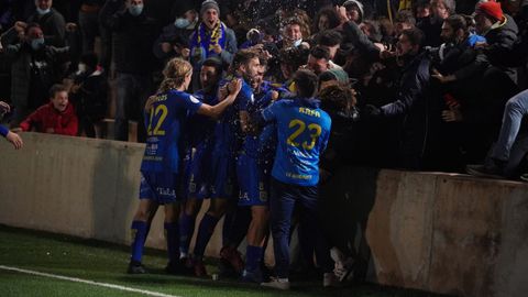 Los futbolistas del CE Andratx celebran uno de los goles ante el Real Oviedo en Copa del Rey