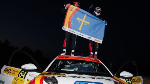 El piloto de Cangas de Narcea, Alejandro Cachn, junto a su copiloto Alejandro Lpez, festejando el campeonato de la Peugeot Rally Cup Ibrica