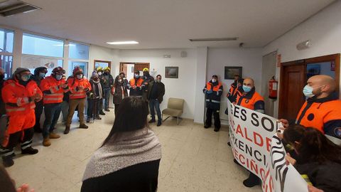 La protesta si situó frente al despacho del alcalde, Manuel Martínez