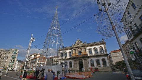 El árbol de Navidad de Pontevedra está ubicado en la Praza de España
