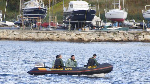 El equipo del GEAS, volviendo a Portosín tras inspeccionar la zona en la que apareció el hueso