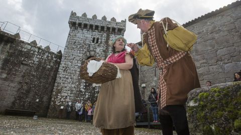 Visita teatralizada al castillo de Vimianzo con Os Quinquilláns.