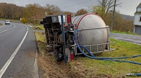 El camión volcó a la altura de Monterroso.