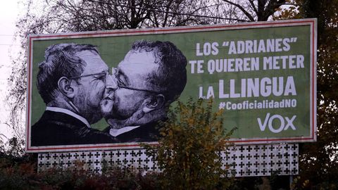 Valla publicitaria del partido Vox para explicitar su oposición a la oficialidad del asturiano en la que se puede ver al presidente del Principado, Adrián Barbón, y al secretario general y portavoz parlamentario de Foro, Adrián Pumares, besándose