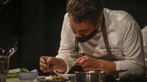 Javier Olleros, de Culler de Pau, durante una demostración de cocina en Noia.