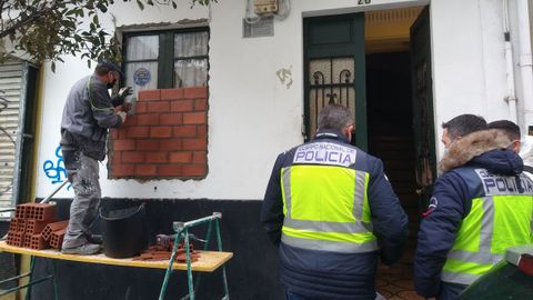 La vivienda okupada de la calle Asturias fue tapiada en un operativo de la Policía Nacional.