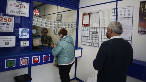 En imagen de este sábado, la administración de loterías número 2 de Viveiro, situada en Covas