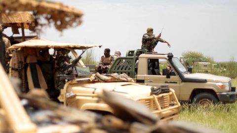 Soldados malienses patrullando cerca de la frontera con Nger. 