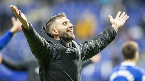 Borja Bastón festeja con la afición la victoria ante el Alcorcón