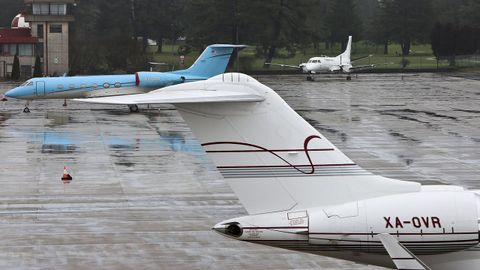 Tres jets estacionados en el aeropuerto de Vigo este año