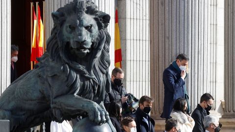 Pedro Sánchez pasa junto a uno de los leones de la escalinata del Congreso, este lunes, durante el homenaje a la Constitución por su 43.º aniversario