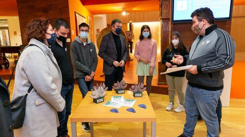 El conselleiro Román Rodríguez, en el centro, con docentes y alumnado del López Navalón que le entregaron las piezas de cerámica