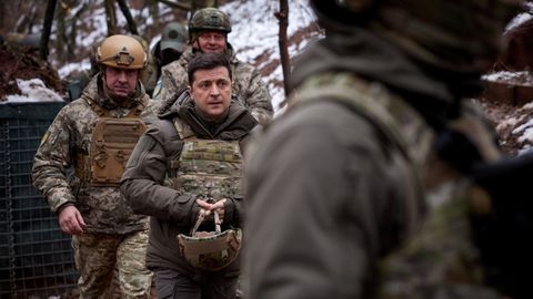 El presidente de Ucrania, Volodímir Zelenski, visitó a las tropas en la frontera con ocasión del 30 aniversario de la creación de las Fuerzas Armadas ucranianas tras su independencia de la Unión Soviética.