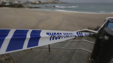 La playa del Orzán, en A Coruña, cerrada por el temporal que afecta a la comunidad gallega