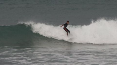 Surfistas en la playa del Orzán en A Coruña