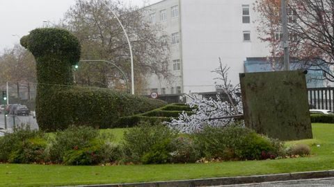 El viento tiró los árboles navideños instalados en la rotonda del pavo real