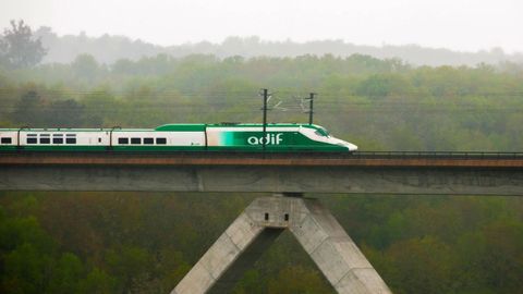 Un tren auscultador del ADIF cruzando el viaducto sobre el río Arnoia