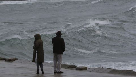 Dos personas paseando este miércoles por el paseo marítimo