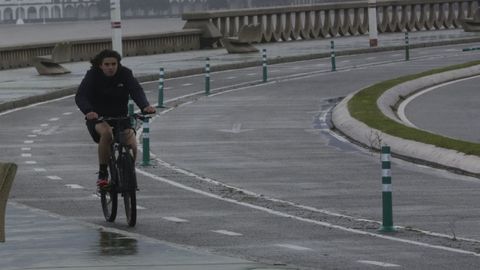 Un ciclista desafió el temporal en el paseo marítimo en la mañana de este miércoles