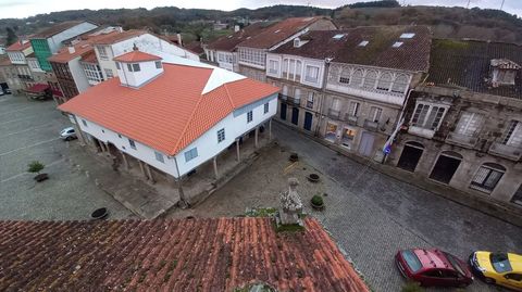La Casa da Cultura con su nuevo tejado, fotografiada desde la iglesia de Santa Mariña
