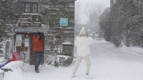 Como siempre, cientos de personas se acercaron a O Cebreiro a disfrutar de la nieve.