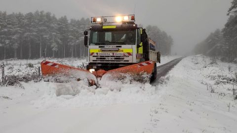 Un vehículo quitanieves de la Diputación de Lugo, este miércoles por la mañana en una de las carreteras provinciales afectadas por la nevada