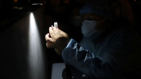 Una sanitaria prepara dosis de la vacuna de Pfizer en Lima (Perú)