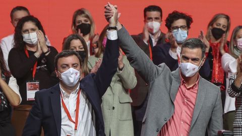 Valentín González Formoso, líder del PSdeG, y Pedro Sánchez en la clausura del congreso de los socialistas gallegos