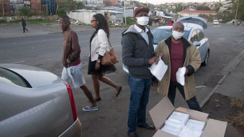 Reparto de mascarillas en Durban, Sudáfrica