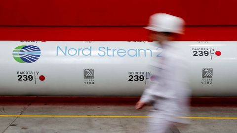 El logotipo del gasoducto Nord Stream 2, en una   planta de laminación de tuberías de Chelyabinsk, en Chelyabinsk, Rusia
