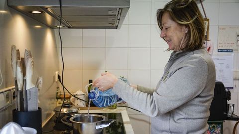 La farmacéutica Beatriz Alberte utilizando agua envasada para cocinar
