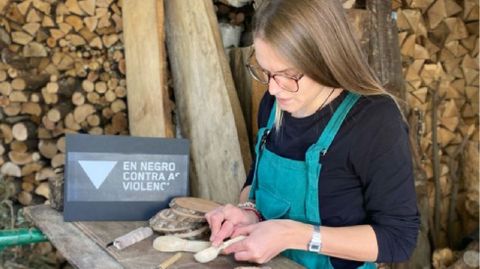 Lucía Seoane, en el taller que abrió en el 2019 en la aldea de Santa Eufemia