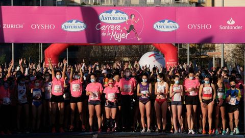Unas 3.500 mujeres participaron este domingo en Gijón en la última cita del circuito nacional de la Carrera de la Mujer Central Lechera Asturiana