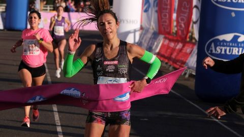  Susana Celorio cruza la meta en primera posición en la Carrera de la Mujer en Gijón.
