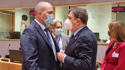 Luis Planas, este domingo, en Bruselas, en el consejo de euroministros que decidirá las cuotas del 2022