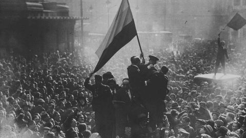 Fotografía de la celebración de la proclamación de la Segunda República en la Puerta del Sol tomada por Alfonso Sánchez Portela