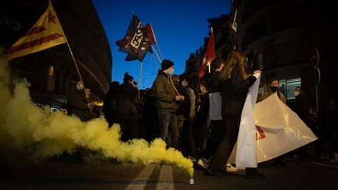Botes de humo amarillo durante una manifestación contra el establecimiento de un 25% de castellano en las escuelas catalanas, frente a la colgeio Turó del Drac, en Canet de Mar