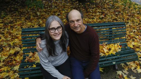 Ana y Antonio viajaron la semana pasada desde Estados Unidos hasta Galicia para reencontrarse con la familia que tienen en A Baña. Ambos llevaban 10 años sin ver a sus parientes gallegos, pero han mantenido en este tiempo el contacto, desde que el cubano afincado en Miami logró encontrarlos a través de La Voz. Cuenta que cuando él que cuando ella pasó un tiempo en una aldea en Asturias cuando su familia dejó Cuba, y «visitar una aldea del norte es muy emotivo para ella porque le trae recuerdos de su niñez».