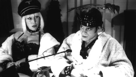 Verónica Forqué y Jorge Sanz en un fotograma de la película «¿Por qué lo llaman amor cuando quieren decir sexo?», dirigida por Manuel Gómez Pereira en 1993