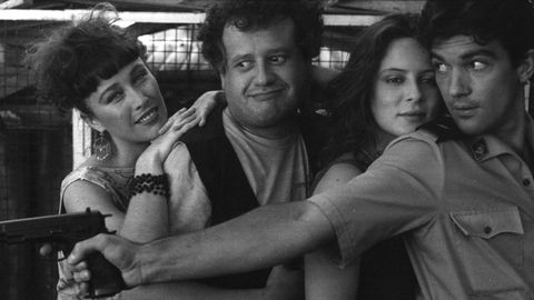 Verónica Forqué, Juan Echanove, Aitana Sánchez-Gijón y Antonio Banderas en un fotograma de «Bajarse al moro», película dirigida por Fernando Colomo en  1989