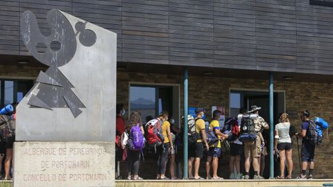 Cola de peregrinos ás portas do albergue público de Portomarin, xestionado pola Xunta, o pasado agosto.