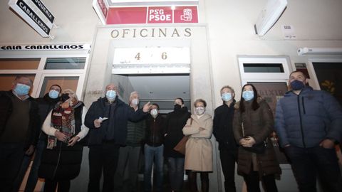 Arias (cuarto por la izquierda), explicando su intención de liderar el PSdeG-PSOE en la provincia ante la sede del partido