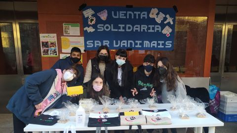 Alumnos de Sar venden en la Praza productos que crearon en el instituto para recaudar fondos a favor del cuidado de los animales dentro del proyecto SARvanimais, que incluyó charlas formativas y la creación de una cuenta de Instagram para difundir su trabajo y la protección animal.